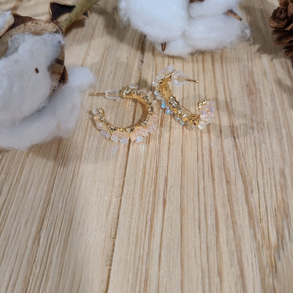 🌼🌼NEW🌼🌼VERY PRETTY!! Irridecent Flower Hoop Earrings in GOLD - Picture 8 of 16